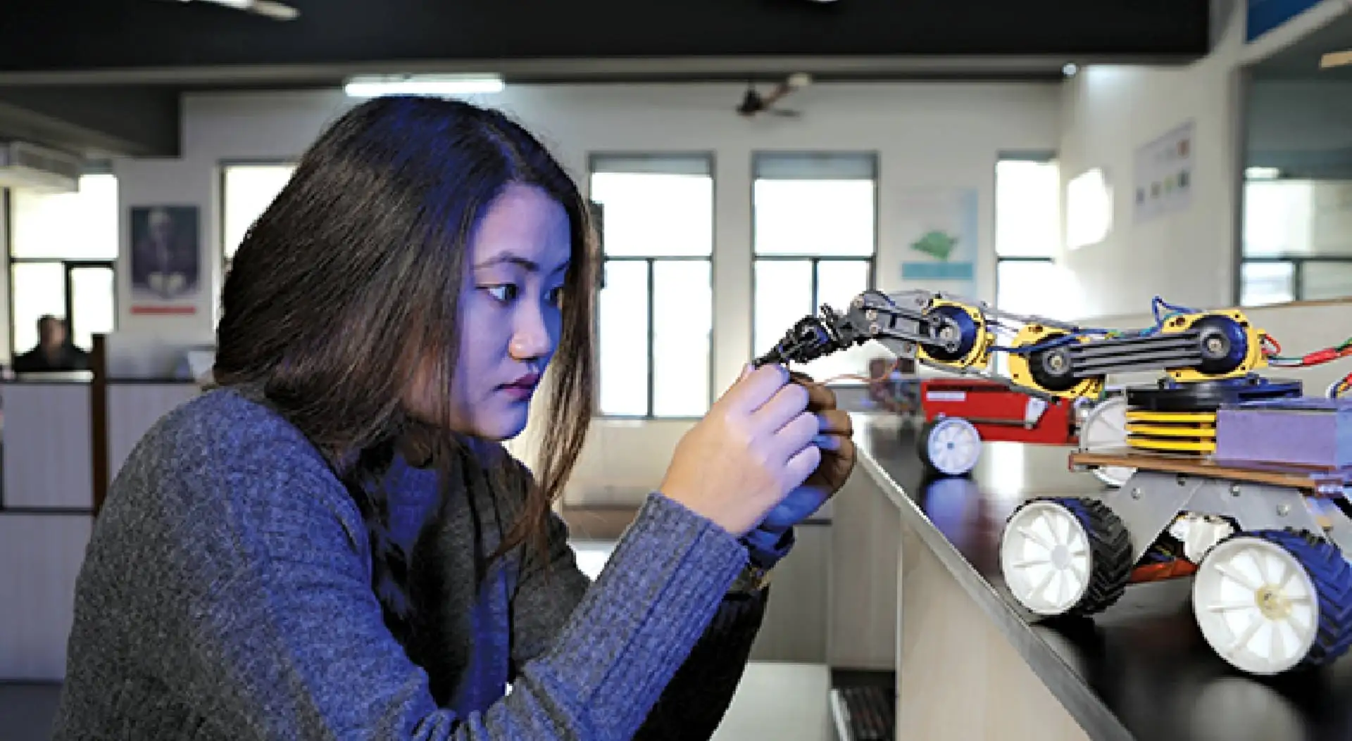 Intel® Intelligent Systems Labs <br>to hone AI and IoT development